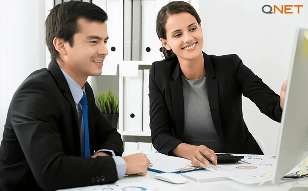 A young QNET distributor helping her teammate